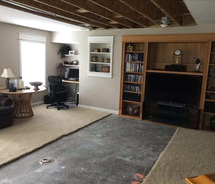 Empty room with dry carpet that had once been water damaged.
